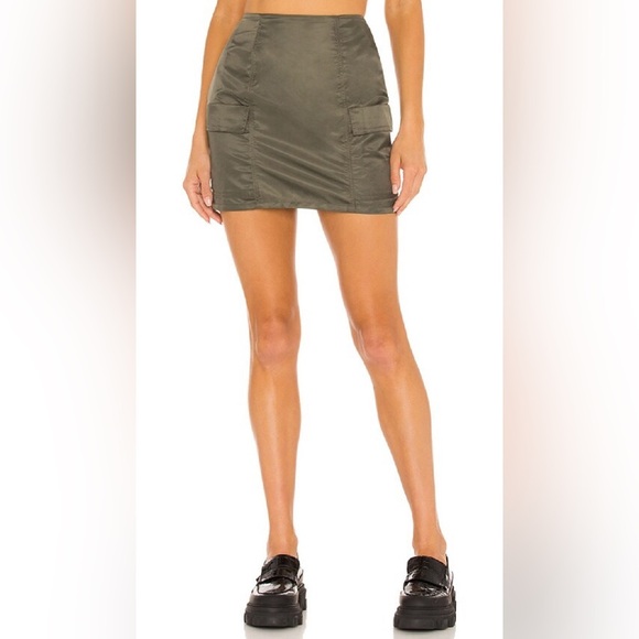 NWT - superdown. Tanya Cargo Skirt in Olive - Size M - Picture 1 of 4